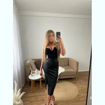 Ненасытная малышка приедет в гости и ублажит по полной_На ночь скидка