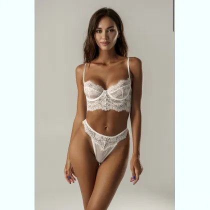 Обтягивающее красное платье и долгий французский поцелуй