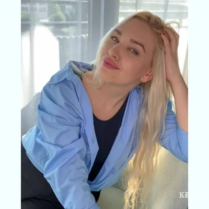 Красивая блондинка ждет горячего стоячка