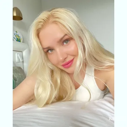 Красивая блондинка ждет горячего стоячка