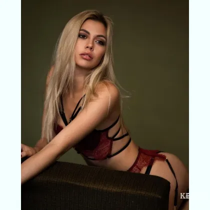 Хорошенькая девoчка приглашает на эротический массаж