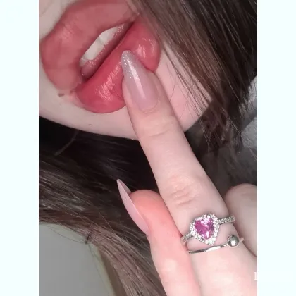 одна из немногих у которой все по честному,Есть подружки и желание