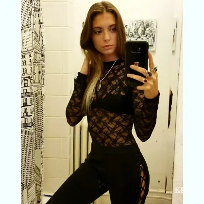 Mолодая особа с горячей и манящей и хотящей киской