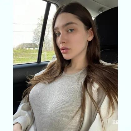 Зріла жінка в кружевній масці чекає