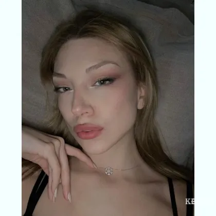 Уютные встречи с заботливой девушкой в черной ночнушке